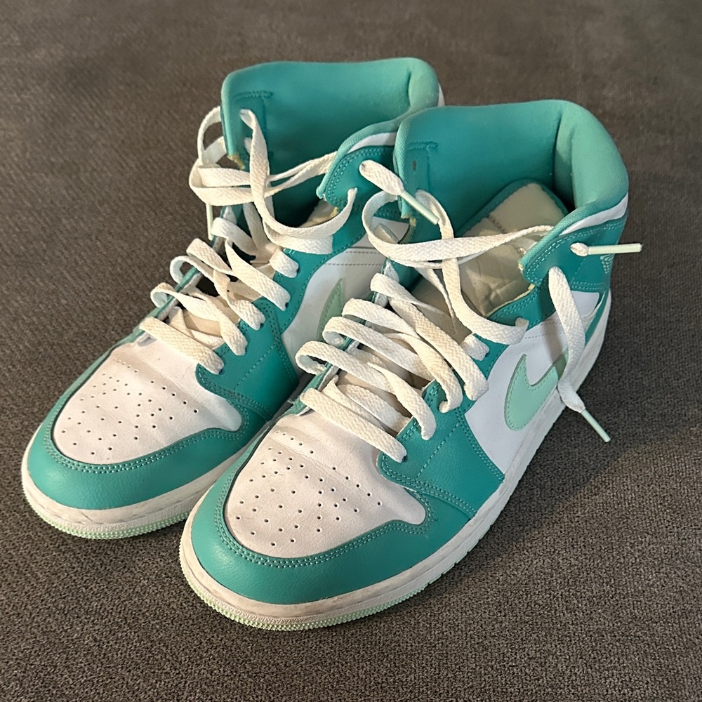 Seafoam/green high top jordan’s